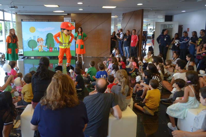 A peça apresenta as personagens Lili e Juju, além do protagonista Garizito | Foto: SLU