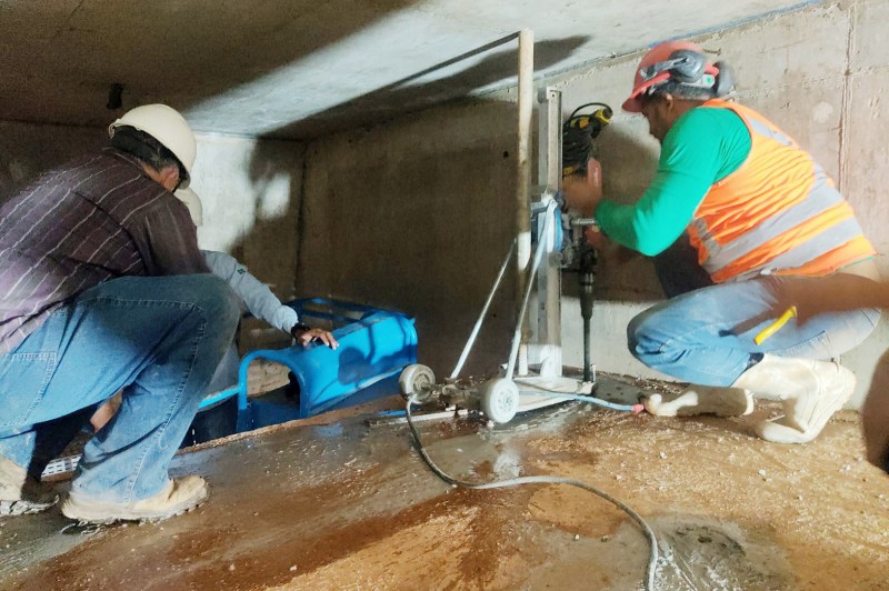 O suporte que prende o aparelho à laje precisa estar perfeitamente nivelado para evitar que o aparelho sofra danos a longo prazo | Foto: Divulgação/SODF