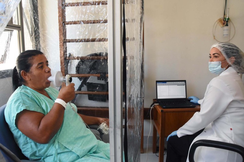 Dona de casa Maria de Lourdes Oliveira, de 59 anos precisava realizar a espirometria para avançar no tratamento do câncer no pulmão | Foto: Tony Winston/Agência Saúde-DF