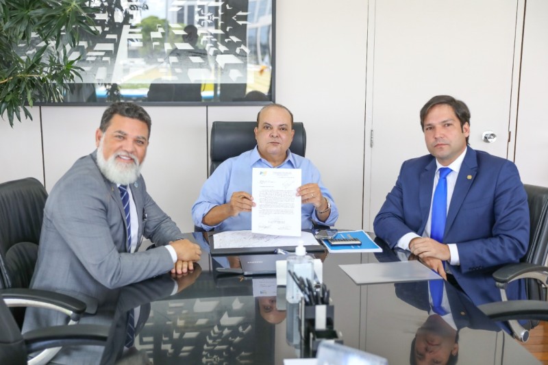 Os deputados distritais reeleitos Robério Negreiros e Jorge Vianna apresentaram ao governante documento assinado por eles e pelo presidente regional do partido, Paulo Octávio, oficializando o compromisso de compor a base aliada. | Foto: Renato Alves/ Agên