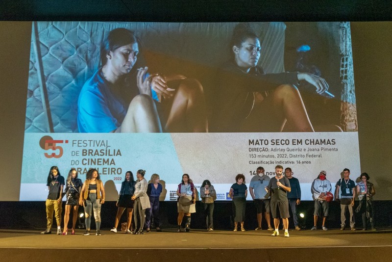 Equipe de 'Mato Seco em Chamas', filme de Joana Prudente e Adirley Queiróz que briu a mostra competitiva de longas