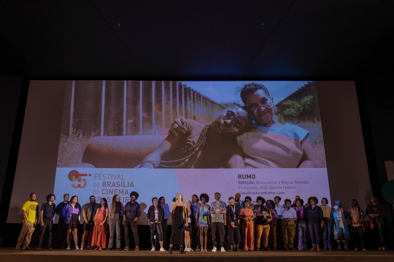 Segundo longa-metragem do Distrito Federal a ser exibido na Competitiva do Festival de Brasília, Rumo, da dupla Bruno Victor e Marcus Azevedo, traça três linhas narrativas que se cruzam para falar sobre o sistema de cotas raciais na Universidade de Brasíl