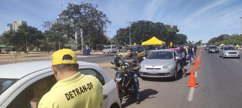 O trabalho de conscientização, que já é feito diariamente pelas equipes de educação de trânsito do Detran-DF, vai ser intensificado durante o campeonato, principalmente em dias de jogo da seleção brasileira | Foto: Ascom/Detran-DF