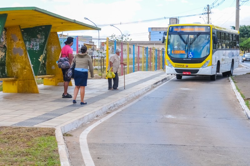 Usuários idosos terão mais facilidade no acesso aos ônibus com o novo documento | Foto: Paulo H. Carvalho/Agência Brasília