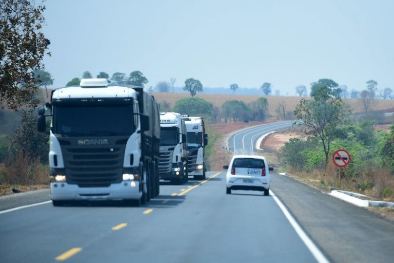 Caminhões transportam carga em rodovia - (Foto: Ricardo Botelho/MInfra)