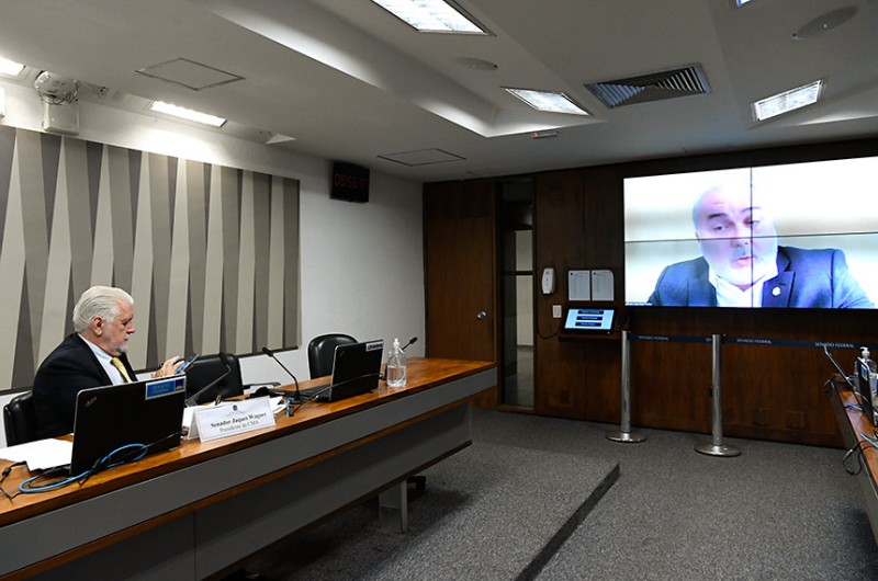 O relator da proposta, Jean Paul Prates (na tela), na reunião da CMA, presidida por Jaques Wagner - Geraldo Magela/Agência Senado