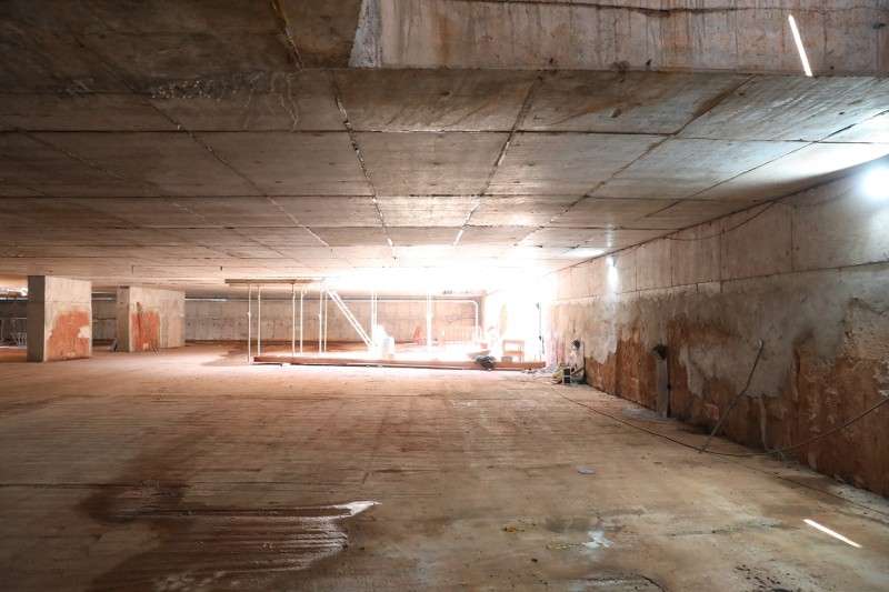 A área técnica ocupa a porção central da passagem subterrânea, logo acima da laje superior. Além dos painéis de alimentação, o espaço de 1.734 m² vai abrigar centrais de monitoramento, três geradores de energia, banheiros, copa e dois reservatórios de com