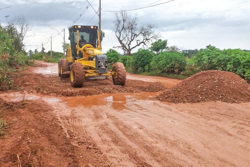 A terraplanagem consiste na aplicação de brita, composta por resíduos de construção civil (RCC), e compactação no solo com o maquinário | Foto: Divulgação/GDF Presente