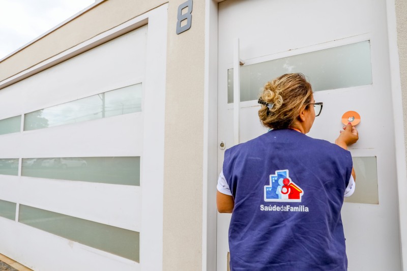 os profissionais oferecem a aplicação, que pode ser feita diretamente em casa ou em ponto fixo montado na cidade. Quem prefere receber na residência, ganha um adesivo na porta