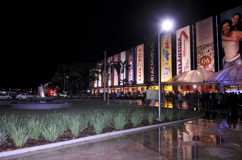 Jovens de 18 a 24 anos são os que visitam com mais frequência os empreendimentos comerciais, numa média de 21,75 visitas mensais | Foto: Renato Araújo/Agência Brasília