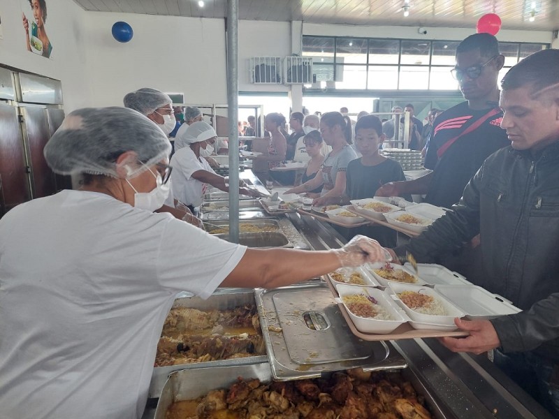 Ao custo de R$ 1 o almoço, as 14 unidades serviram nesta sexta, no total, 47.657 refeições, além das refeições gratuitas para população em situação de rua | Foto: Divulgação/Sedes-DF