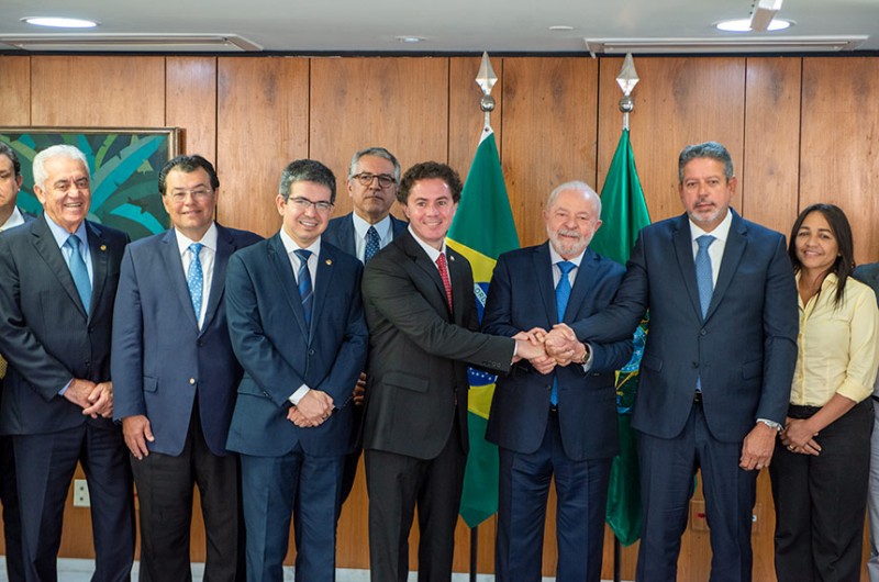 Veneziano, Lula e Lira de mãos dadas entre Otto, Braga, Randolfe, Padilha e Eliziane - Vagner Carvalho/Gabinete Senador Eduardo Braga
