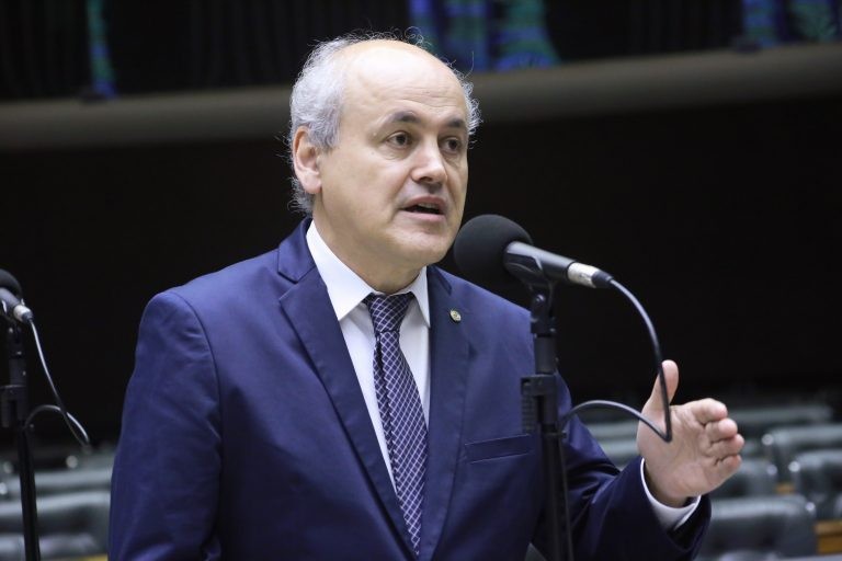 Fruet: medida é necessária para implementar a política de controle de natalidade de cães e gatos - (Foto: Paulo Sergio/Câmara dos Deputados)