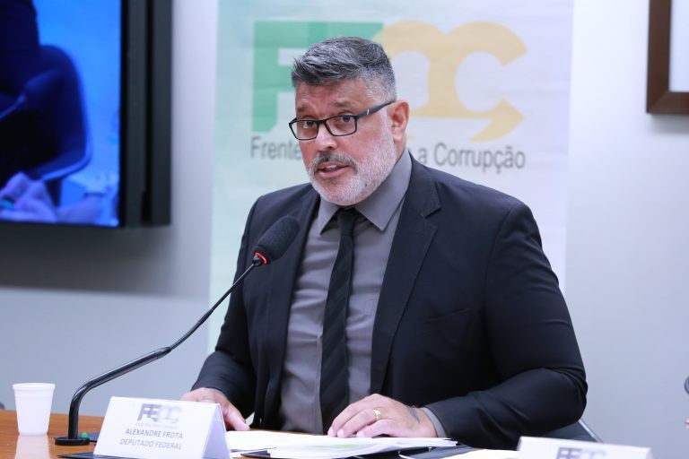 Alexandre Frota diz que é preciso penalizar as empresas responsáveis pelos motoristas - (Foto: Michel Jesus/ Câmara dos Deputados)