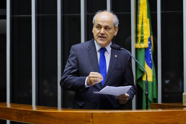 Fruet: essas empresas atendem milhões de brasileiros e podem ajudar a conscientizá-los - (Foto: Pablo Valadares/Câmara dos Deputados)