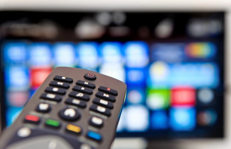 A propaganda gratuita de partidos políticos no rádio e na TV havia sido extinta em 2017 - (Foto: RasulovS/DepositPhotos)
