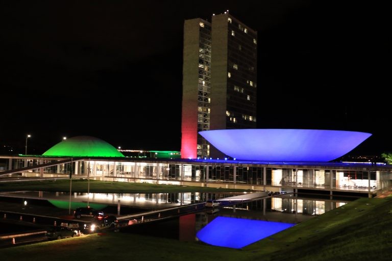 No ano passado, o Congresso se iluminou de várias cores para lembrar a data - (Foto: Michel Jesus/Câmara dos Deputados)