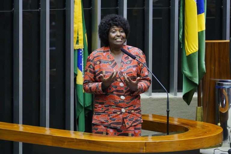 Para Benedita da Silva, atual regra não é socialmente sustentável - (Foto: Pablo Valadares/Câmara dos Deputados)
