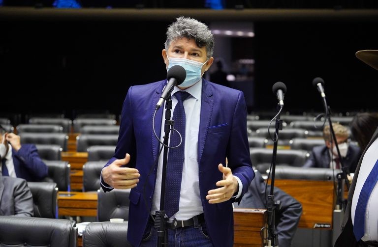 José Medeiros: projeto preserva os princípios da economicidade e eficiência - (Foto: Pablo Valadares/Câmara dos Deputados)