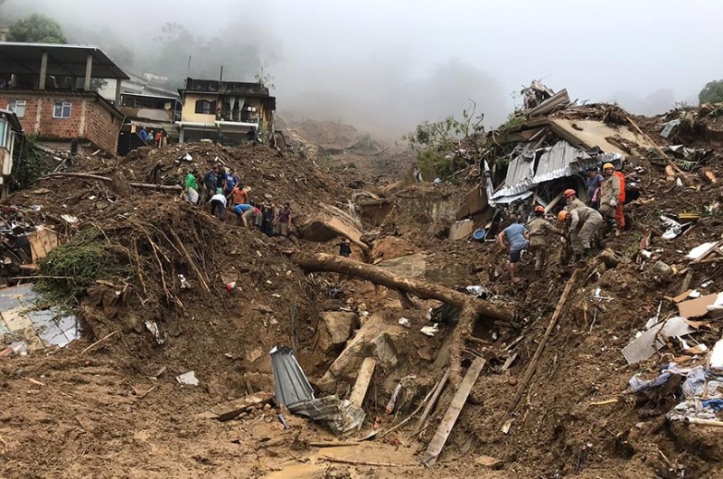 Casas soterradas por deslizamento de terra, em Petrópolis (RJ) - CBMERJ
